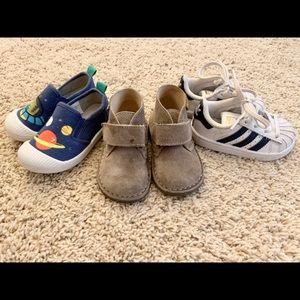 Lot of size 5T shoes.